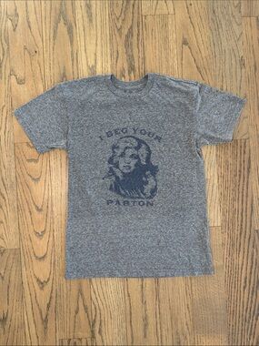 The Home T Women’s Grey Graphic “I Beg Your Parton” Dolly Parton Tee Size XSmall